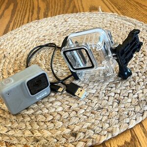GoPro 7 White Waterproof with clear case and charger cord